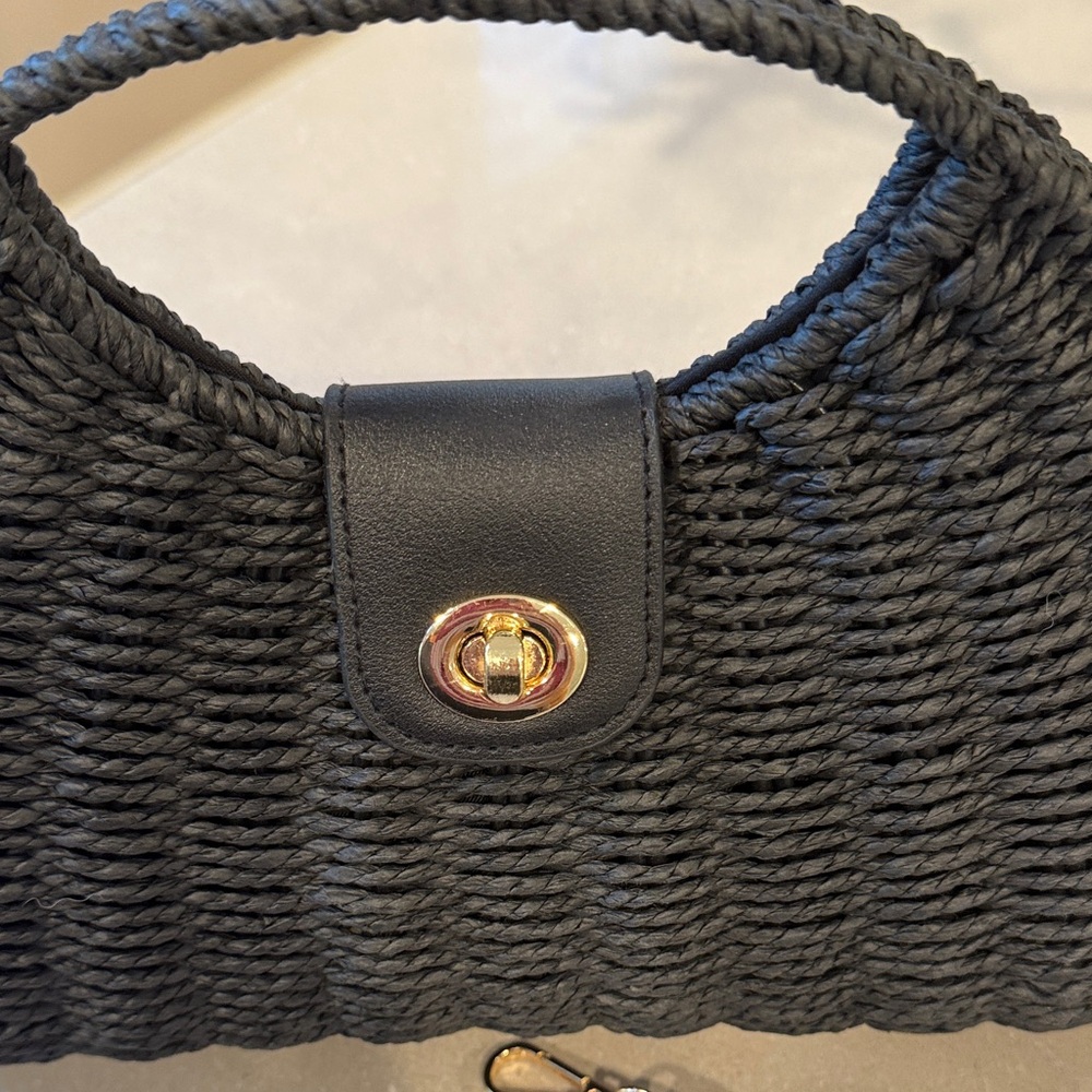 Elegant Black Woven Handbag - Picture 7 of 7